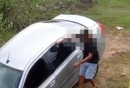 Carro vai parar em rio e fica parcialmente submerso, em São Luís do Quitunde