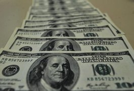 Dólar fecha semana abaixo de R$ 4 e bolsa tem maior alta em dez meses