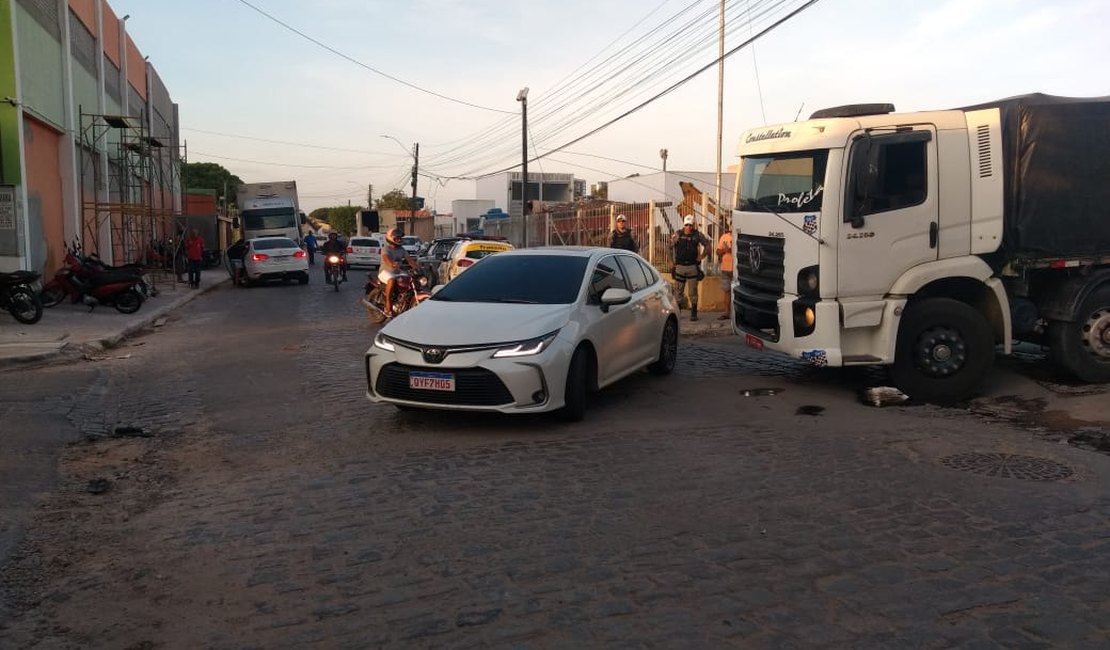 Veículo de passeio cruza na frente de caminhão e veículos colidem, em Arapiraca