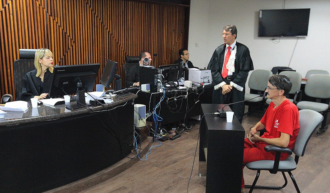 Júri condena homem a 33 anos por crimes durante roubo a taxista em 2011