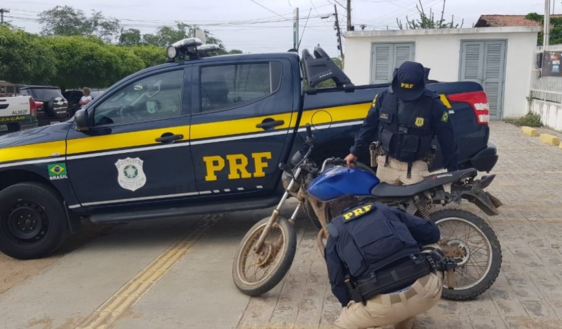 Proprietários de motocicletas entregam veículos para pessoas sem CNH e são presos pela PRF