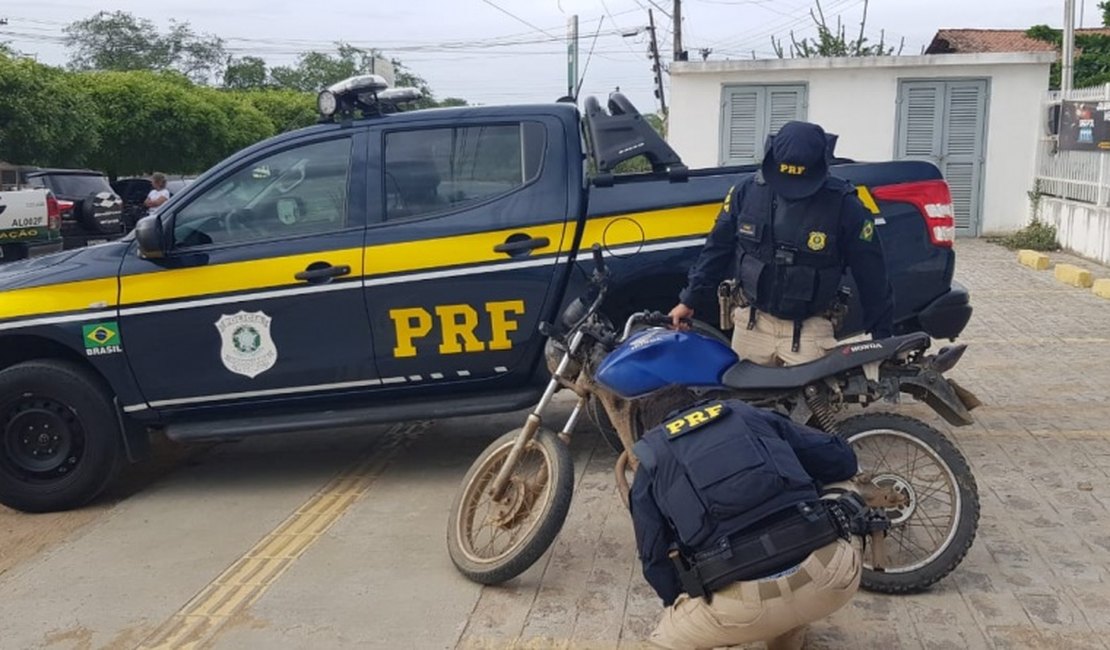 Proprietários de motocicletas entregam veículos para pessoas sem CNH e são presos pela PRF