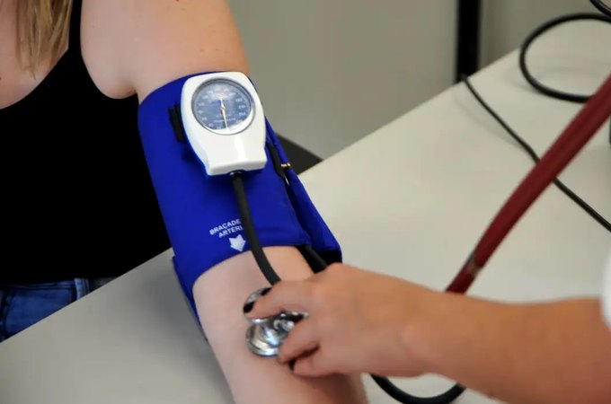 Médicos alertam para riscos de prescrição de testosterona para mulher