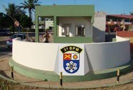 Dupla com arma de fogo assalta mulher e leva bolsa com documentos