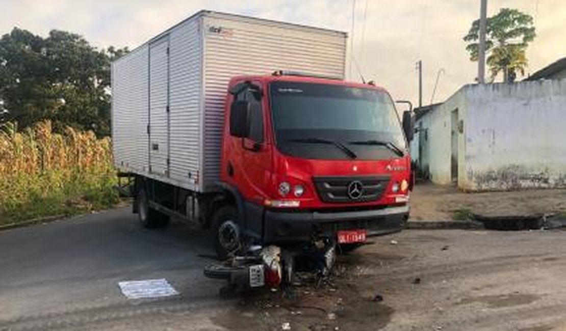 Homem fica ferido após colisão entre moto e caminhão no bairro Senador Nilo Coelho, em Arapiraca