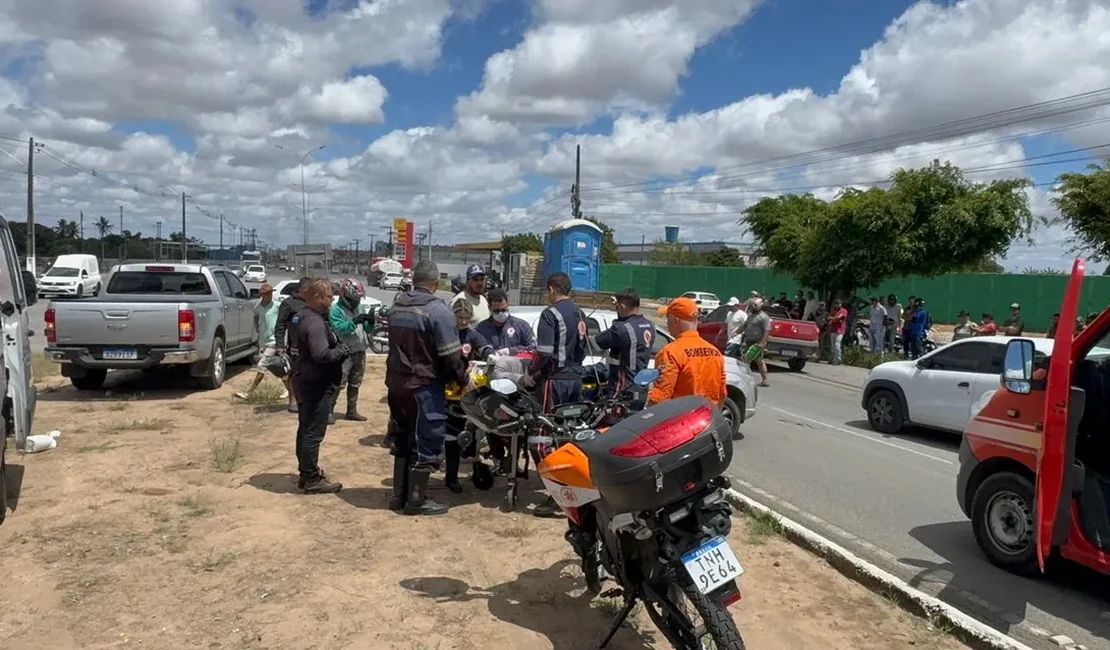 Batida envolve dois carros e deixa feridos na AL-220, no bairro Planalto
