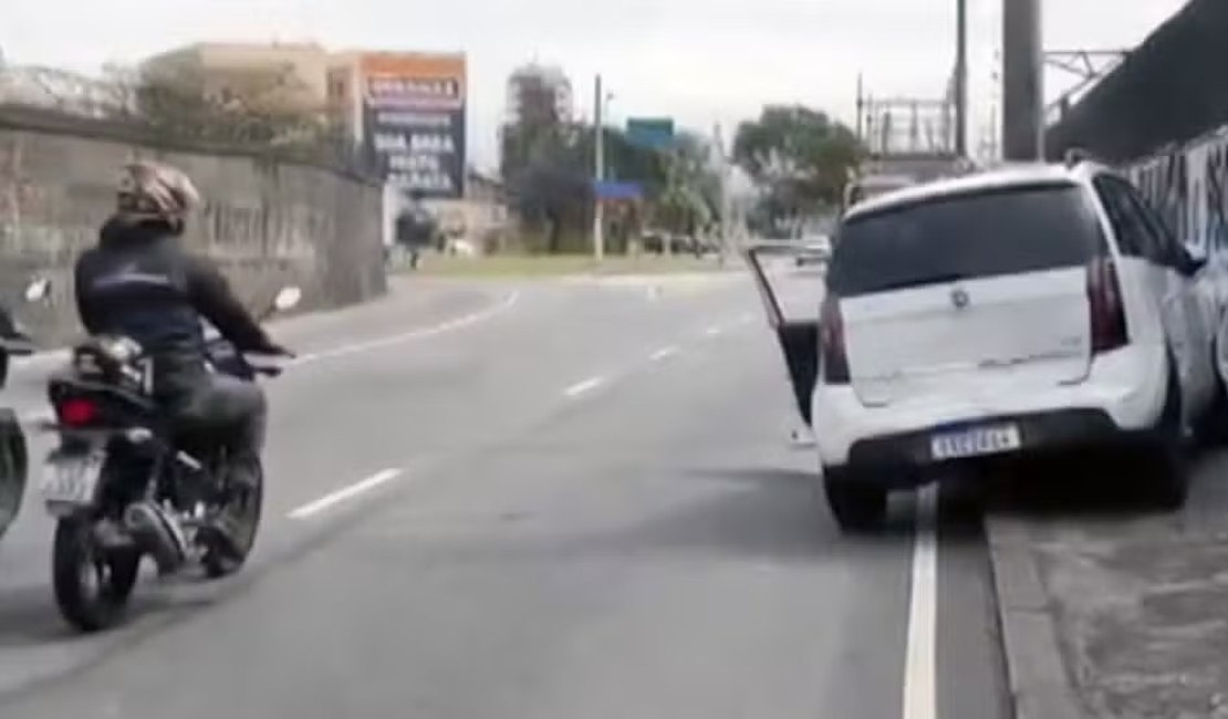 VÍDEO. Caminhão ‘arrasta’ carro em briga de trânsito na Zona Norte do Rio