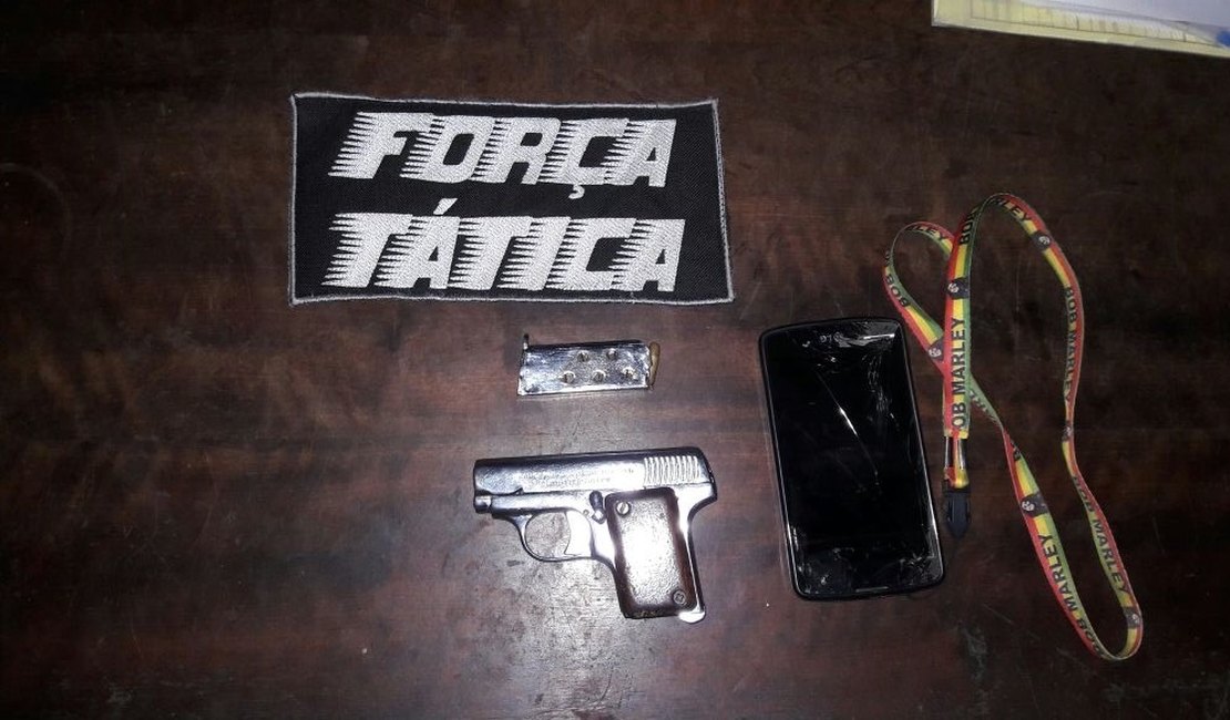 Força Tática prende dupla com arma de fogo e recupera moto roubada em Arapiraca