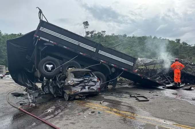 Acidente com ônibus, carreta e carro deixa ao menos 18 mortos em Minas Gerais; vídeo