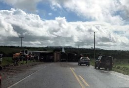Carreta que transportava brita tomba e fecha parte da AL-115, em Arapiraca