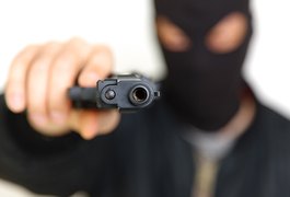Policial reage a assalto e jovens são detidos em Arapiraca