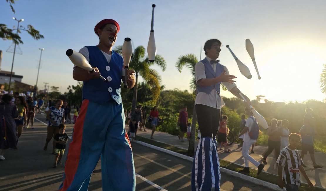 Palhaceata no Bosque das Arapiracas inicia celebrações de 11 anos da Escola de Circo