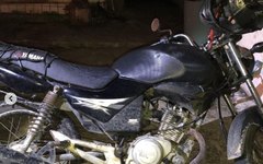 Moto apreendida com dupla suspeito de assaltos, em Maceió