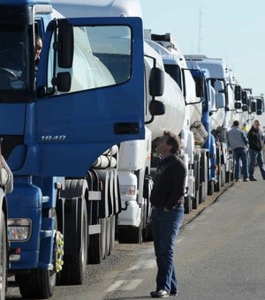 Divididos, caminhoneiros tentam fazer nova greve na semana que vem