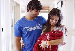 Deborah Secco exibe lembrancinhas de Maria Flor no quarto da maternidade