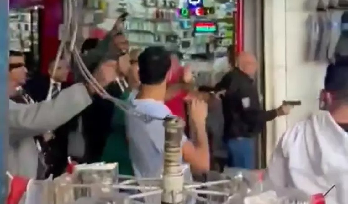 Briga generalizada entre comerciantes da 25 de Março deixa uma pessoa ferida