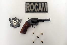 Homem preso com revólver diz que comprou arma para se proteger do amante da companheira, em Arapiraca
