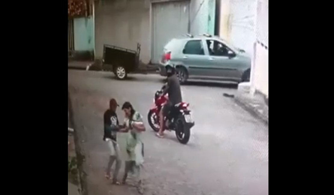 Vídeo. Câmera de segurança flagra criminosos roubando celular de mulher, em Girau do Ponciano