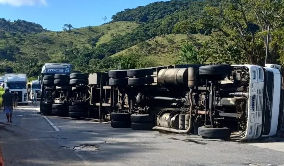 Motorista de carreta sofre escoriações após veículo tombar na a BR 101, em Flexeiras