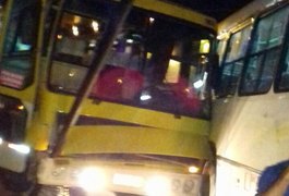 Ônibus com estudantes universitários se envolve em acidente, em Arapiraca