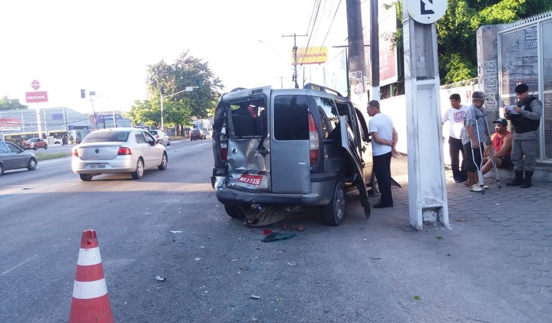 Colisão entre carro e ônibus deixa sete feridos em Maceió