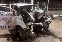 Viatura da PM bate em árvore e explode enquanto perseguia carro com ladrões