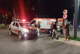 Motociclista fica ferido após colisão com carro em cruzamento de avenida, em Arapiraca