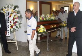 Familiares e amigos prestam últimas homenagens em velório de Yoná Magalhães