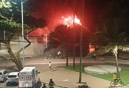 Incêndio de grandes proporções destrói barraca no Posto 7, em Maceió