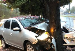 Carro com cinco pessoas colide de frente com árvore em Maceió