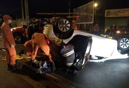 Acidente envolvendo dois carros deixa homem ferido em Maceió