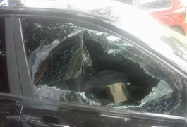 Advogada tem carro arrombado na frente do Ministério Público, em Arapiraca