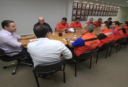 Governador sobrevoa e visita áreas afetadas pelas chuvas em Alagoas
