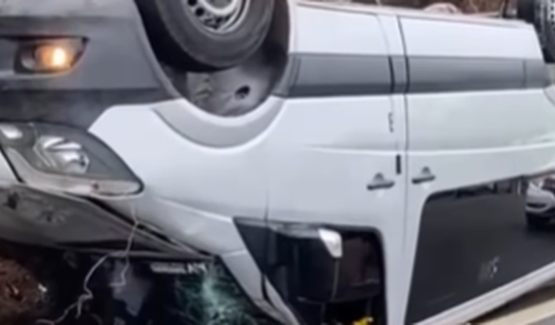 Van capota e fica com as rodas para cima na BR-316, em Atalaia