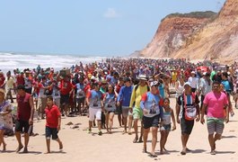 Imagem de São Sebastião é acompanhada fiéis durante caminhada em Jequiá da Praia