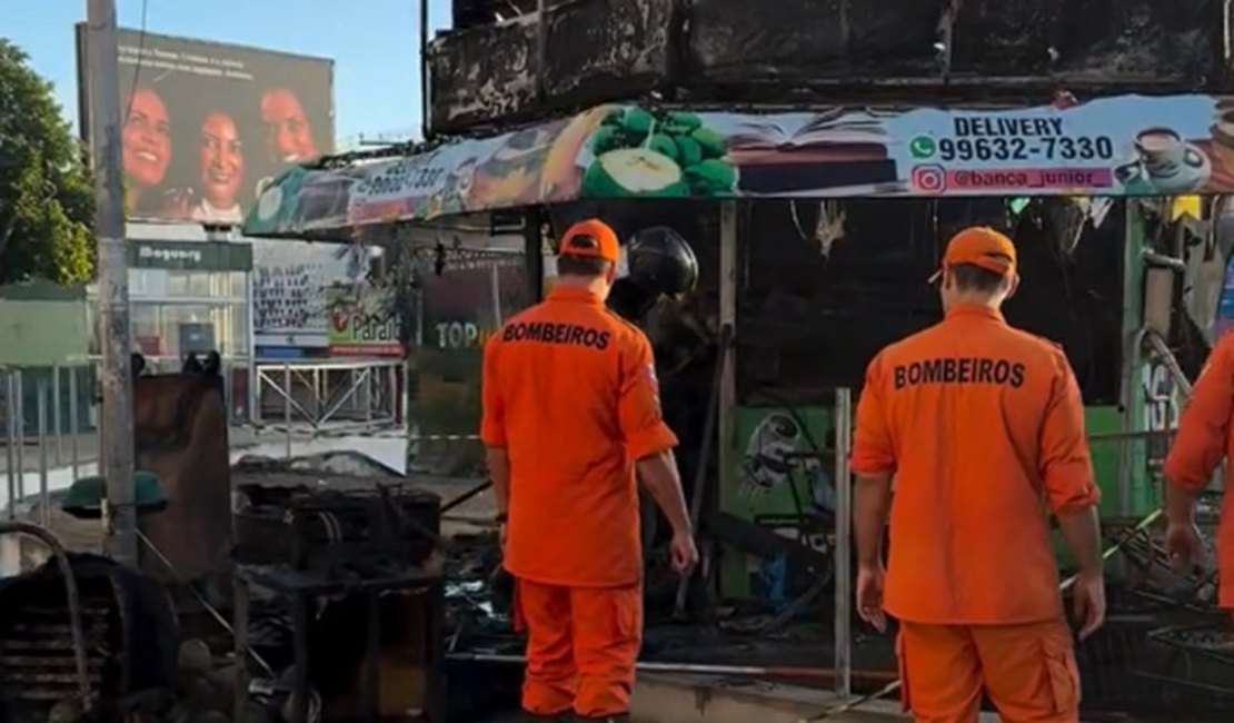 Banca de revistas localizada na Praça Manoel André fica destruída após incêndio