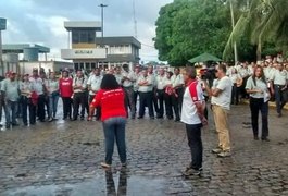 Rodoviários ocupam Durval de Góes Monteiro e impedem circulação de ônibus interestaduais