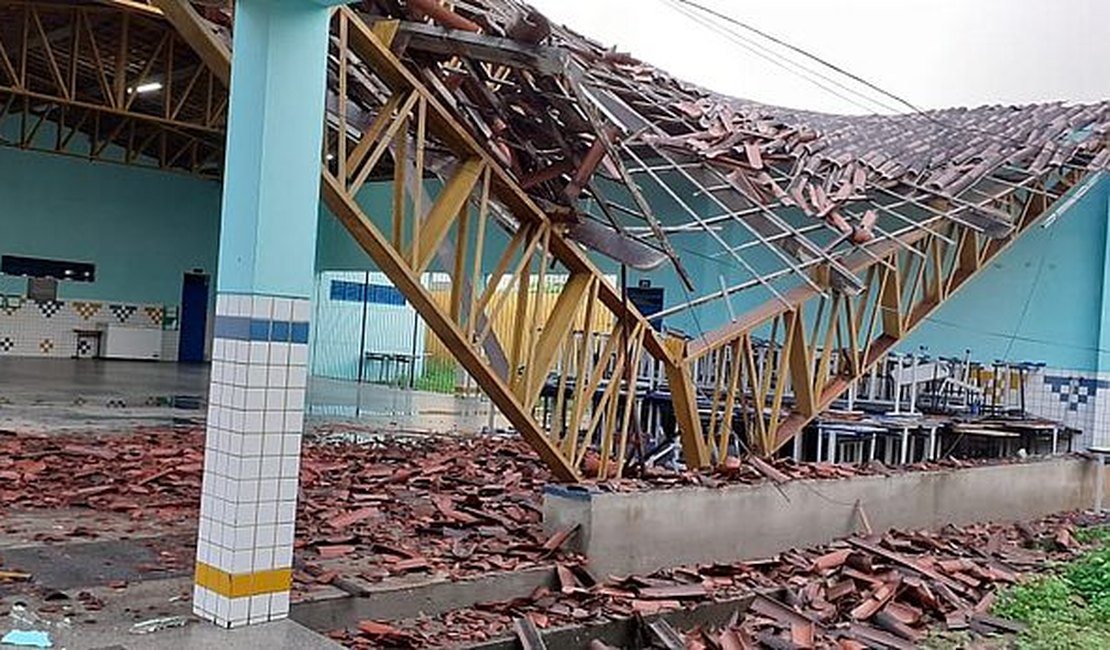 Estrutura de ferro cede e teto de escola desaba em Maceió