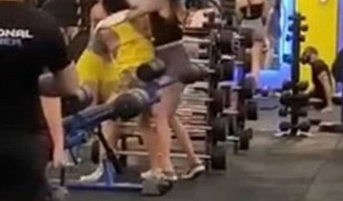 VÍDEO: Três mulheres trocam socos e chutes em briga por aparelho de musculação em academia