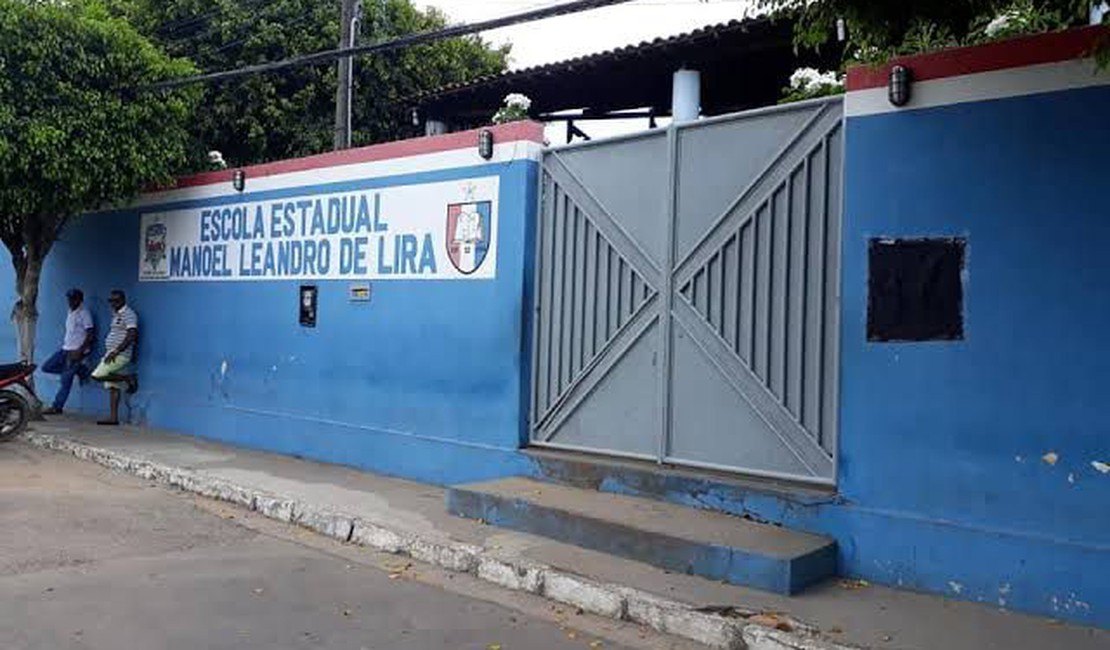 Estudante quebra objetos, bate em colega, faz ameaças e tenta agredir funcionários em escola de Feira Grande