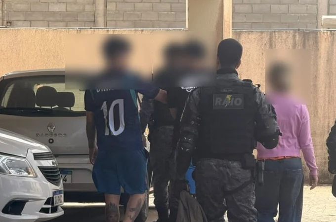 Denúncia de violência doméstica leva PM a prender dois suspeitos por tráfico de drogas em Maceió
