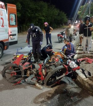 Colisão envolvendo motocicleta e ciclomotor deixa duas pessoas feridas, em Arapiraca
