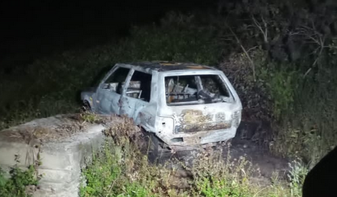 Corpos são encontrados carbonizados dentro de Fiat Uno em Marechal Deodoro