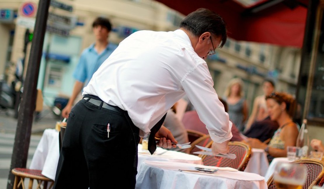 Governador de Alagoas sanciona lei que disciplina cobrança de couvert