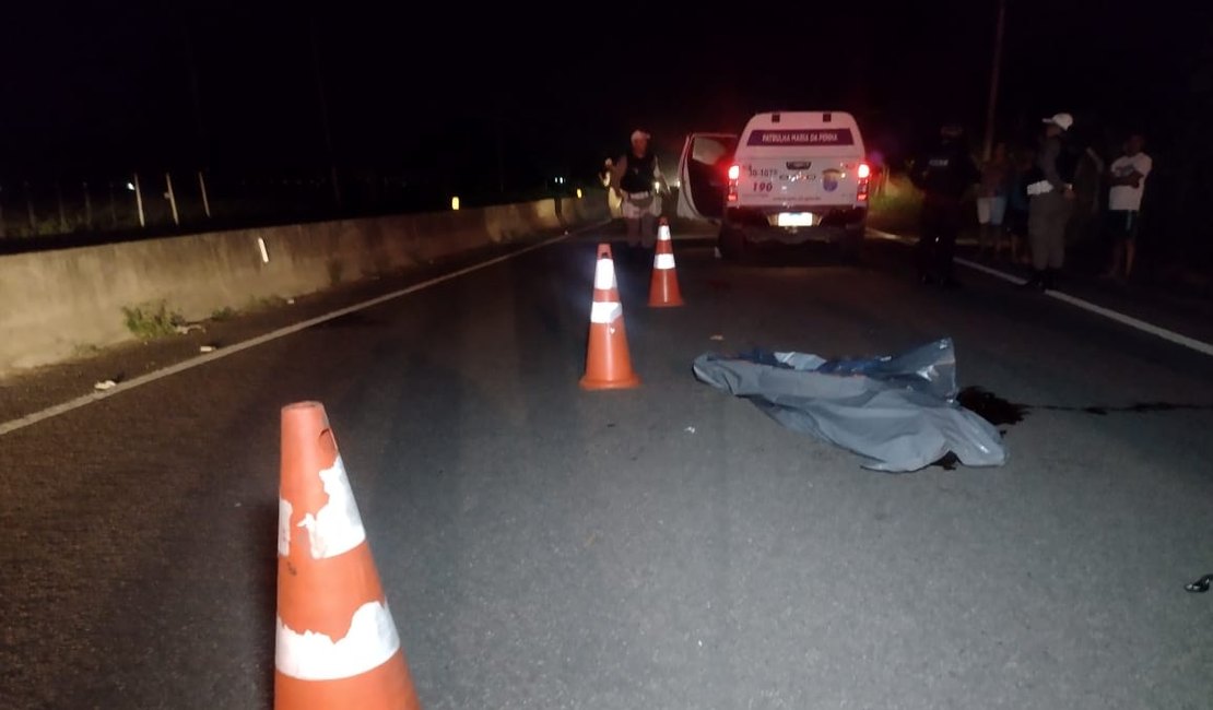 Morte é registrada em acidente com dois carros e motociclista na contramão em Arapiraca