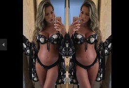 Ex-BBB Adriana Sant’Ana posa de lingerie e mostra barrigão de oito meses