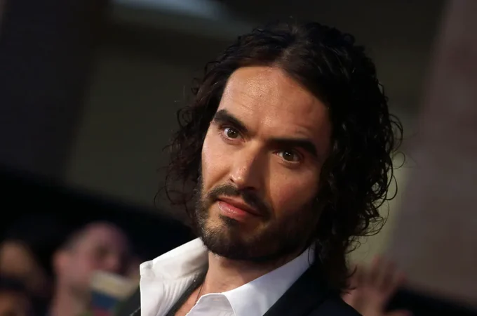 Ator britânico Russell Brand é descrito como 'predador sexual implacável' em julgamento