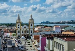 Homem fica em estado grave após ser golpeado com objeto perfurocortante em Penedo