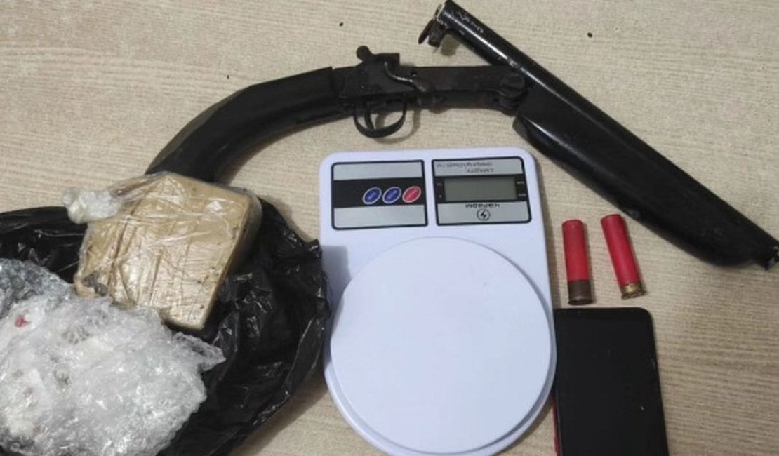 Homem é preso ao ser flagrado com drogas e espingarda, em Maceió
