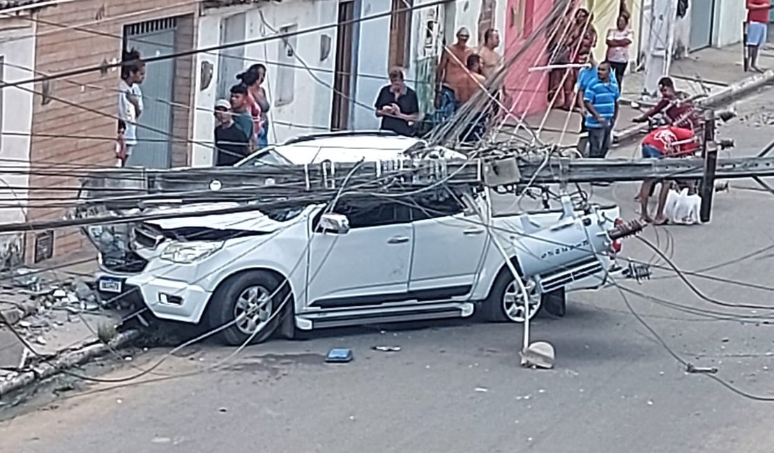 Colisão deixa carro e poste destruídos e parte de bairro sem energia, em Arapiraca